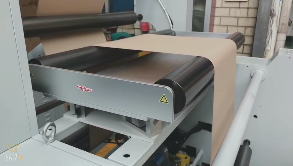 одель 330- один из продуктов серии полностью автоматических высокоскоростных станков для производства бумажных пакетов с квадратным дном1