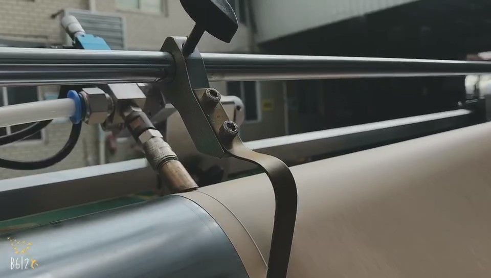 одель 330- один из продуктов серии полностью автоматических высокоскоростных станков для производства бумажных пакетов с квадратным дном1